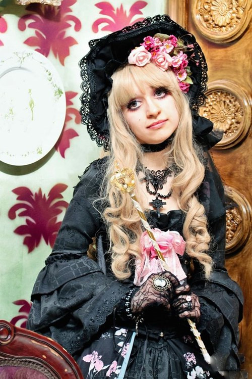 Hiện tại, Medora có hơn 30 bộ cánh theo nhiều chủ đề như quý tộc Pháp thời vua Louis, quý tộc Anh thời Victoria hay thời Phục hưng…. Với mỗi bộ, cô mất khoảng 2 tuần để hoàn thành. Nữ sinh chia sẻ, mỗi năm tốn hết khoảng 10.000 USD cho vật liệu, phụ kiện và đi du lịch để mua các vật phẩm phục vụ sở thích khác thường của cô.