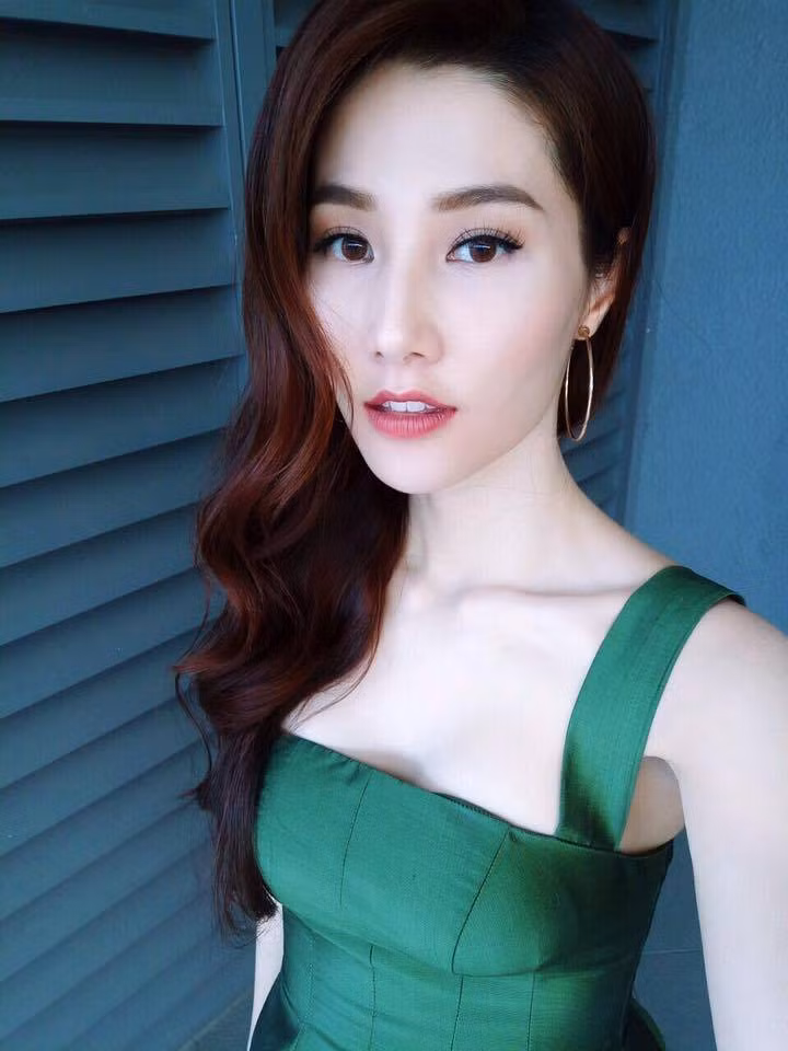 Mới đây, trong sự kiện lễ hội âm nhạc EDM của Martin Garrix đã diễn ra tại Hà Nội vào tối ngày 18/9 vừa qua, nhiều người đã nhìn thấy Diễm My 9X và người yêu cũ nắm tay tình cảm, sánh bước cùng tới tham gia show diễn này. Không ít người cho rằng, cặp đôi đã âm thầm “nối lại tình xưa” từ trước đó. Không thể phủ rằng cô nàng Diễm My 9x ngày một xinh đẹp, gợi cảm và quyến rũ hơn.