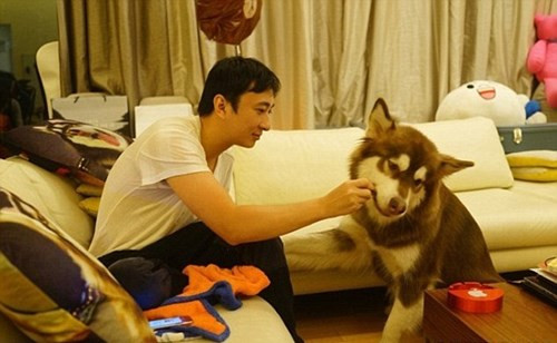 Vương Tư Thông (28 tuổi) là quý tử độc nhất của đại gia giàu nhất Trung Quốc Vương Kiệt Liên. Ông Vương Kiệt Liên sở hữu khối tài sản đáng giá 34,4 tỷ USD. Bản thân Tư Thông cũng là chủ của một doanh nghiệp trị giá 50 triệu bảng Anh kinh doanh game online. Tuy nhiên, anh này lại có thói quen tiêu tiền hoang phí vô độ.