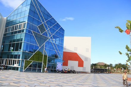 Cung Văn hoá thiếu nhi Đà Nẵng thiết kế trên ý tưởng trò chơi xếp hình Tangram. Các mặt đứng được trang trí bằng hình các con thú xoay quanh công trình với những gam màu nổi bật.