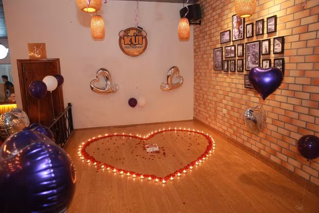 Để bày tỏ tấm lòng của mình, Tùng quyết định tìm về tận nơi cô gái sinh sống để chuẩn bị cho buổi tối đặc biệt này. Anh chàng lên kế hoạch và chuẩn bị kỹ lưỡng từ việc lựa chọn một nhà hàng khá sang trọng với không gian lãng mạn, có bóng bay, hoa hồng đỏ và nến xếp thành hình trái tim đẹp lung linh rồi đặt chiếc điện thoại iPhone 7 Plus ở giữa hình trái tim. Chờ đợi người con gái mình thương xuất hiện, trước sự chứng kiến của nhiều người, chàng trai tỏ tình và tặng cho người cô gái chiếc điện thoại iPhone 7 Plus mà hiện tại chưa có mấy ai sử dụng.