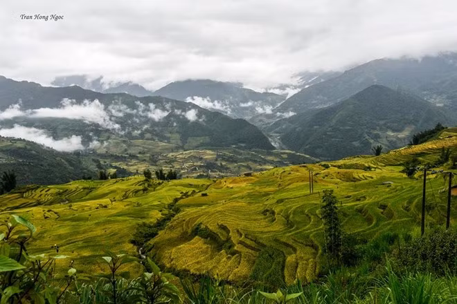 Tôi lên Y Tý vào một ngày mưa đầu tháng 9. Những con đường vốn đã xa xôi nay lại khó đi hơn rất nhiều, bởi đất đá từ trên núi có thể sạt lở bất cứ lúc nào.