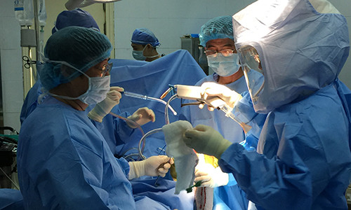 Noi soi ghep xuong sun tu than tranh thay khop nhan tao