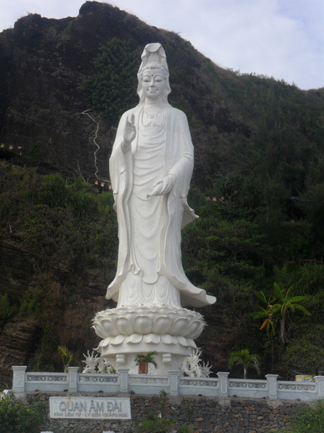 Tượng phật Bà Quan Âm trước chùa Đục.