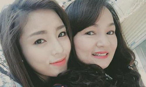 Kỳ Duyên và mẹ.