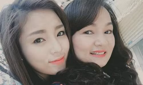 Kỳ Duyên và mẹ.