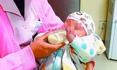 Cha me cai nhau bo roi con 6 thang tuoi ben duong