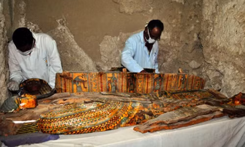 Ai Cap phat hien 8 xac uop trong ngoi mo 3.500 nam tuoi