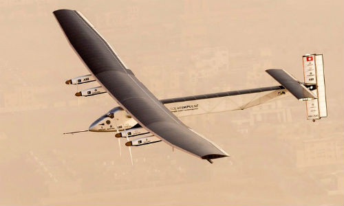 Chiếc máy bay năng lượng mặt trời cất cánh từ Abu Dhabi ngày 9/3 trong hành trình bay vòng quanh thế giới.