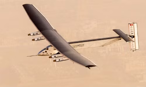 Chiếc máy bay năng lượng mặt trời cất cánh từ Abu Dhabi ngày 9/3 trong hành trình bay vòng quanh thế giới.