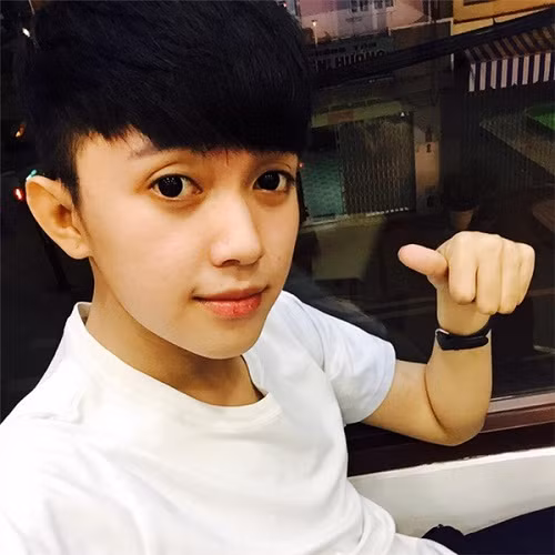 ...Thế nhưng chỉ sau một thời gian ngắn tìm hiểu, cộng đồng mạng đã phát hiện cô gái này là một chàng trai tên là Su Pin, sinh năm 1994, và thực ra, Su Pin vẫn đang trong quá trình chuyển giới chưa hoàn chỉnh. Phải công nhận rằng dù ở hình dáng nào thì Su Pin vẫn cực kì đẹp và có duyên phải không?