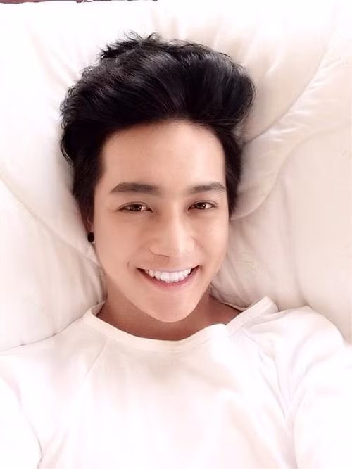 Chắc chắn bạn cũng cảm thấy "hoang mang" khi hình ảnh giả gái của anh chàng này lại quá xinh đẹp và cuốn hút. Nếu như chỉ nhìn những bức ảnh được hóa trang thì ai cũng đoán rằng đó là một cô gái lai Tây nào đó. Thế nhưng, sự thật "cô gái" này tên là Lê Khang. Anh chàng thường xuyên chia sẻ lên trang cá nhân những đoạn clip quay lại cảnh mình hóa trang giả gái khiến nhiều người thích thú. Chính vì gương mặt điển trai, nụ cười cuốn hút cùng đôi mắt long lanh đã giúp Lê Khang "biến hóa" thành một cô gái vô cùng duyên dáng và khả ái.