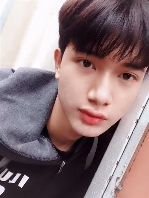 ...Nhưng rồi sự thật cũng lại làm cho bao người phải bối rối. Được biết, trong bức ảnh là lần anh chàng hóa trang giả gái cho buổi thi văn nghệ tại trường và được bạn bè chụp lại.