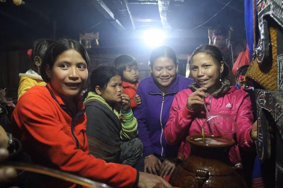 Khách mời dự lễ đâm trâu lên tới vài trăm người từ khắp nơi trong huyện. Họ được chủ nhà chiêu đãi thịt trâu, uống rượu cần và ăn cơm lam.