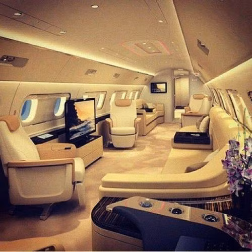 Mẹ là người Hy Lạp, cô học tại Anh Quốc, vì thế công chúa Mahra thường xuyên đi lại gữa Dubai, Hy Lạp, Anh bằng chuyên cơ riêng. Ảnh: Internet