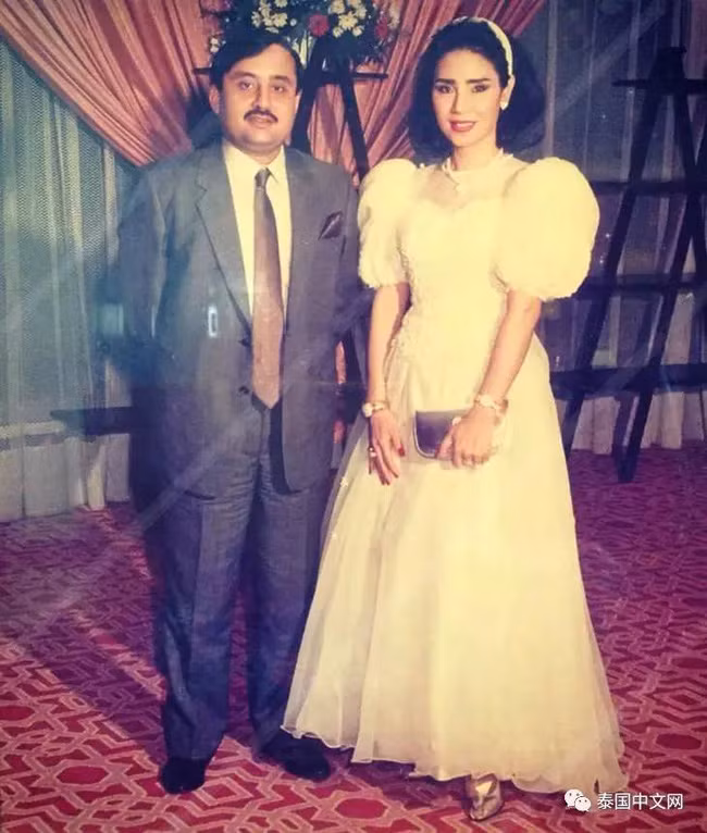 Được biết, bà Muna quen biết chồng khi ông này đến Thái Lan du lịch. 2 người nói chuyện rất hợp và thường xuyên "nấu cháo" điện thoại quốc tế suốt 4-5 năm trời trước khi chính thức về chung một nhà.