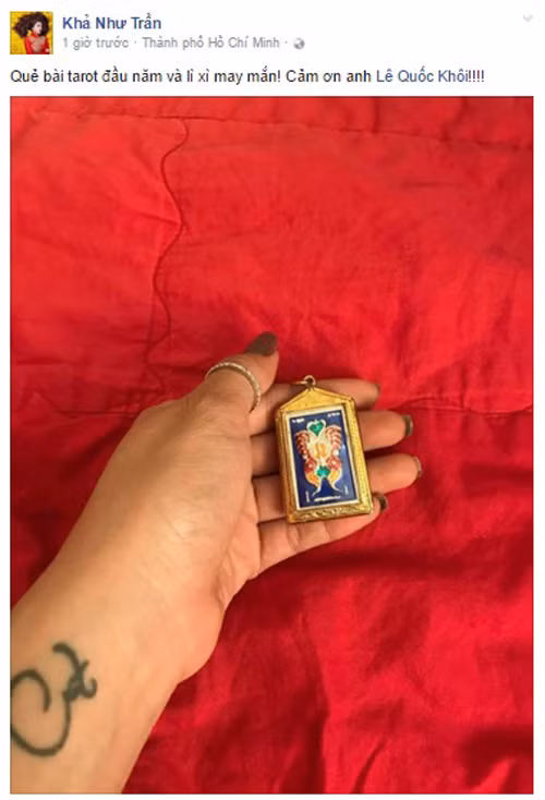Diễn viên xinh đẹp Khả Như gặp may mắn ngay trong ngày Thần Tài, khi được một người anh tặng một que bài tarot bằng vàng. Cô nàng tỏ ra vô cùng thích thú với món quà độc đáo này.