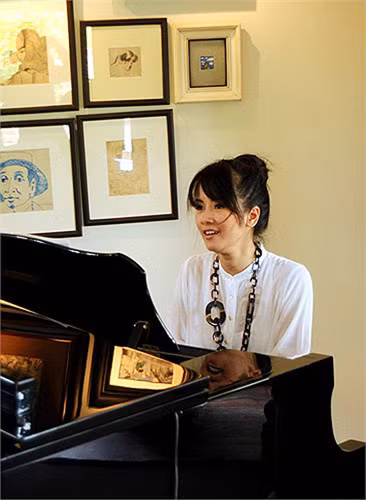 Bên cây đàn, Hồng Nhung có thể tập hát và luyện thanh mỗi ngày mới.