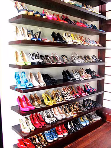 Là một người tinh tế, Hồng Nhung lựa chọn cho mình khá kỹ càng những món đồ. Bởi thế, tủ giày của chị không thật hoành tráng như các sao nữ khác, nhưng lại rất có màu sắc.