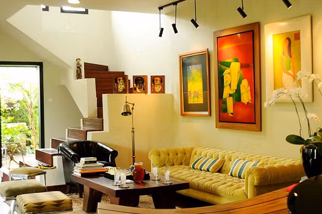 Trái ngược với vẻ cổ kính của ngôi nhà, nội thất được diva Hồng Nhung chọn lựa rất tinh tế.