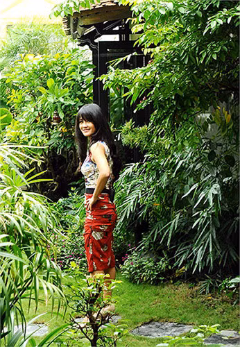 Căn nhà của Hồng Nhung có khu vườn từng được đi vào những bài hát của Hồng Nhung trong đĩa "Khu vườn yên tĩnh". Nhưng cánh cổng đậm chất hoài niệm không gian Bắc bộ khiến người bước vào có cảm giác bình yên.