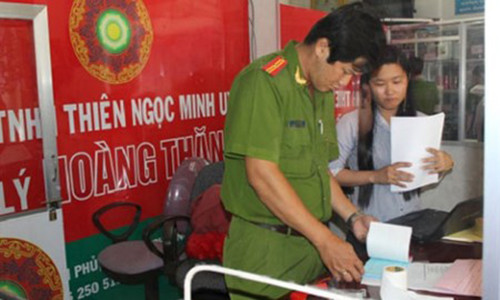 Đoàn kiểm tra liên ngành đang kiểm tra tại công ty Thiên Ngọc Minh Uy. Ảnh: CAND.