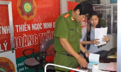 Đoàn kiểm tra liên ngành đang kiểm tra tại công ty Thiên Ngọc Minh Uy. Ảnh: CAND.