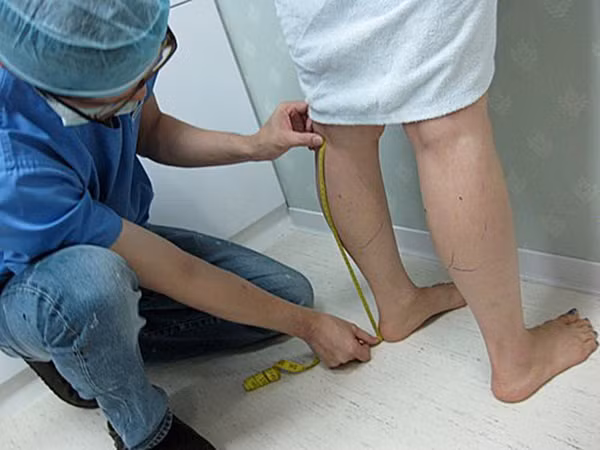 Để có được một bắp chân thon gọn như ý, bệnh nhân sẽ cần trải qua nhiều buổi gặp gỡ tư vấn của bác sĩ trước khi tiến hành cuộc phẫu thuật ở chân kéo dài khoảng 1,5 giờ. Các bác sỹ sẽ tiến hành kiểm tra chân bệnh nhân trước khi phẫu thuật.