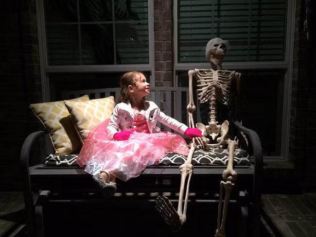 Anh hứa phải chờ em lớn đấy nhé.