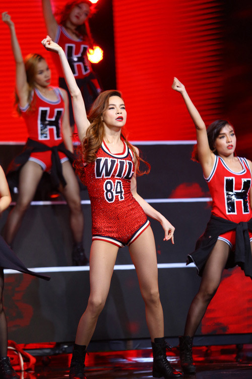 Một Hồ Ngọc Hà khỏe khoắn và cá tính với jumpsuit mang hơi hướng thể thao. Trang phục này khiến cô gặp ồn ào khi nhiều tín đồ thời trang cho rằng, chúng có thiết kế giống hệt bộ đồ mà nữ ca sĩ Beyonce từng mặc.