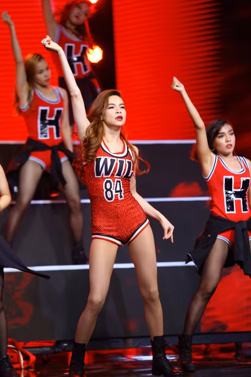 Một Hồ Ngọc Hà khỏe khoắn và cá tính với jumpsuit mang hơi hướng thể thao. Trang phục này khiến cô gặp ồn ào khi nhiều tín đồ thời trang cho rằng, chúng có thiết kế giống hệt bộ đồ mà nữ ca sĩ Beyonce từng mặc.