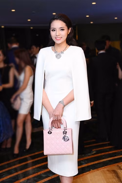 Chiếc túi Lady Dior màu hồng phấn có giá hơn 80 triệu đồng.