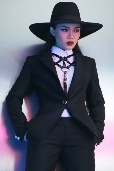 Không chỉ sở hữu giọng hát ngọt ngào, truyền cảm, Giang Hồng Ngọc còn đươc khán giả chú ý bởi ngoại hình xinh đẹp, gương mặt sáng sân khấu.