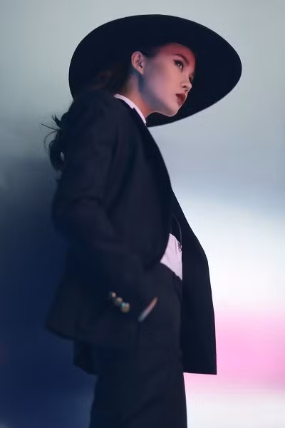 Thời gian gần đây, gu thời trang của Giang Hồng Ngọc ngày càng ra dáng một quý cô thanh lịch. Khán giả có thể thấy cô xuất hiện với hình ảnh những bộ váy dịu dàng, những bộ cánh sexy hoặc những bộ comple “chuẩn men” cá tính.