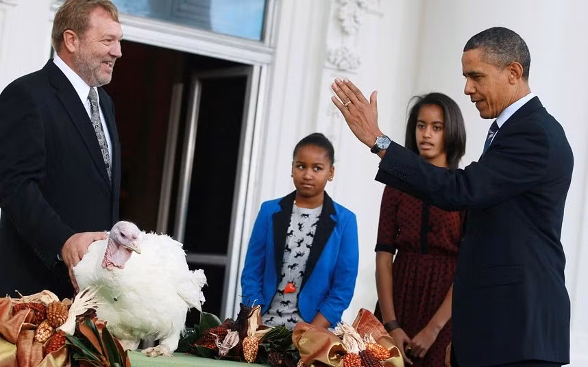 Gương mặt rất biểu cảm của Tổng thống Obama khi ân xá cho gà tây năm 2011. Lễ Tạ ơn (Thanksgiving Day) là một ngày lễ truyền thống lớn hàng năm của người Mỹ thường được tổ chức vào ngày thứ 5 cuối cùng của tháng 11 và kéo dài đến tận thứ 2 tuần sau.