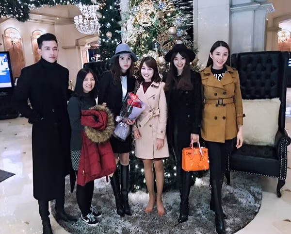 Buổi sáng, Ngọc Trinh và đàn em đã có buổi chụp hình ngoại cảnh.