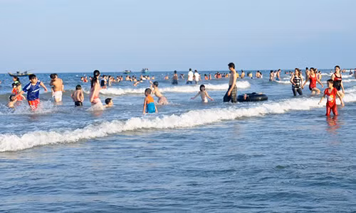 Bãi biển Mỹ Khê (xã Tịnh Khê, TP Quảng Ngãi), nơi hai học sinh trường THCS Võ Bẩm chết đuối. Ảnh: Minh Hoàng.