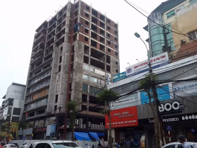 Khu dịch vụ, văn phòng và nhà ở kinh doanh số 131 Thái Hà do Công ty TNHH Kinh doanh tổng hợp Huy Hùng và Công ty kinh doanh và xây dựng nhà (Tổng Công ty đầu tư và Phát triển Nhà Hà Nội) làm chủ đầu tư.