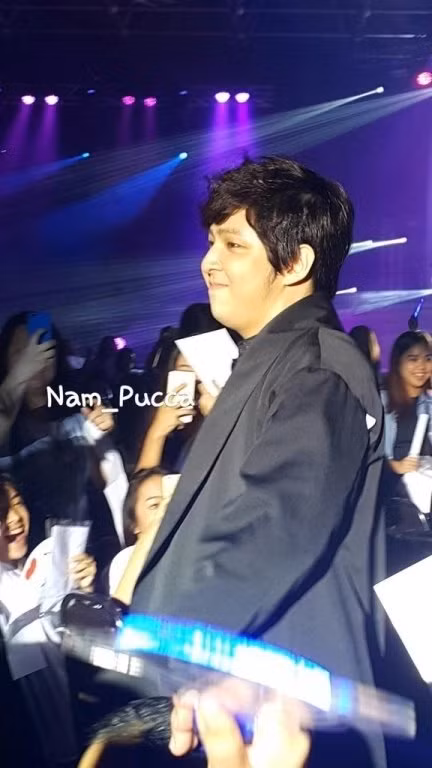 Tháng 11 năm ngoái, hình ảnh của cựu thành viên Super Junior Kim Ki Bum được lan truyền trên mạng gây sốc với fan. Gương mặt nhỏ nhắn ngày nào của Ki Bum thay đổi hoàn toàn. Anh lộ dấu hiệu tuổi tác, chiếc cằm ngấn mỡ và da mặt có phần bị sưng vù. Mặc dù đây là sự kiện fan meeting của Ki Bum nhưng anh đã khiến fan thất vọng vì sự xuống sắc của mình.