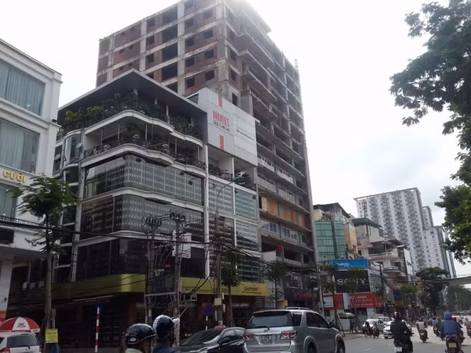 Hiện tại, trên mảnh đất đắc địa này, công trình từng được kỳ vọng sẽ góp phần làm cho phố phường khang trang hơn, giờ đây lại trở thành một tòa “chung cư hoang” khiến cho bộ mặt đô thị trở lên lem nhem, nhếch nhác. Theo ghi nhận của Phapluatplus.vn, mặt tiền của dự án đã được hoàn thiện và cho thuê để mở cửa hàng bán rượu vang nhập ngoại, thậm chí là mở siêu thị. Tuy nhiên, các tầng trên vẫn bỏ hoang, phần thô còn chưa được hoàn thiện.