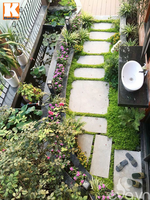 Với đại đa số người dân sống và làm việc ở thành thị, có được một khu vườn ngập hoa với không gian rộng rãi, thoáng mát là mơ ước của rất nhiều người. Sẵn có sở thích chơi hoa, chị Mộc Lan (quận Tây Hồ, Hà Nội) đã biến sân thượng nhà riêng thành một vườn hoa ven hồ rực rỡ sắc màu.