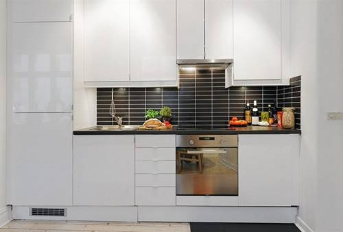 Một bàn ăn bằng gỗ duyên dáng và một góc làm việc tại nhà cũng đã được tích hợp tốt trong phòng khách.