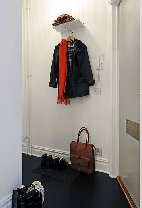 Trong khi đó, giày dép, túi xách và quần áo được để ngăn nắp theo các góc khuất dọc các lối đi.