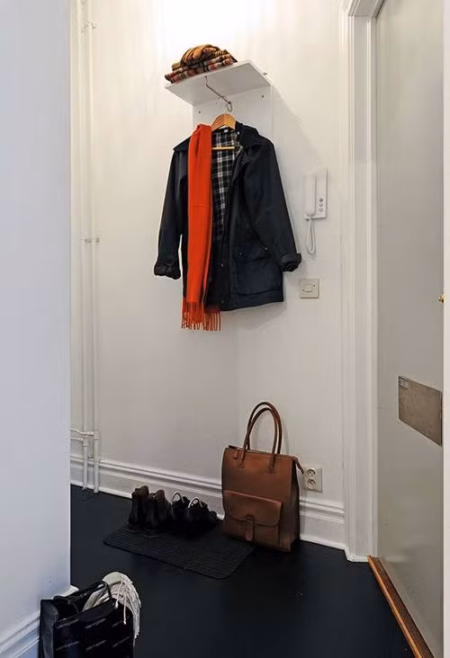 Trong khi đó, giày dép, túi xách và quần áo được để ngăn nắp theo các góc khuất dọc các lối đi.