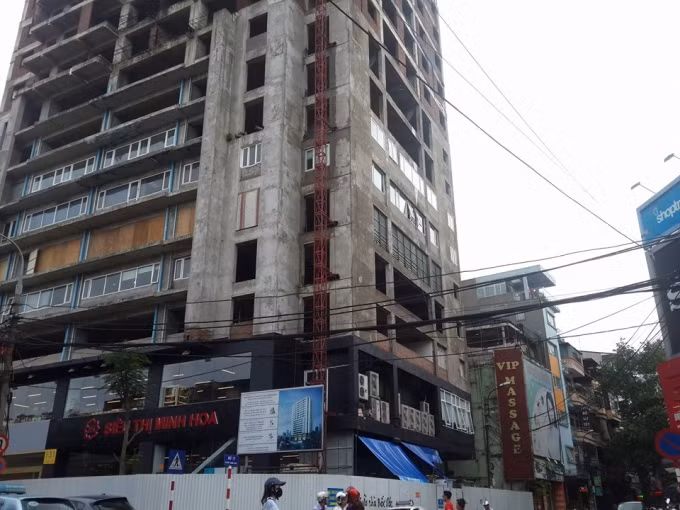 Trước đó, năm 2014, Sở Tài nguyên và Môi trường Hà Nội còn công bố danh sách 35 chủ đầu tư chưa nộp hồ sơ pháp lý dự án và hồ sơ đề nghị cấp sổ đỏ cho người mua nhà tại các dự án của mình. Trong đó có cái tên dự án 131 Thái Hà.