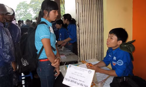 Thí sinh tham dự kỳ thi THPT quốc gia năm 2015 được hỗ trợ tìm nhà trọ. Ảnh: Tùng Anh