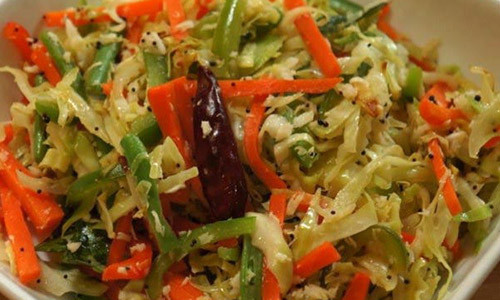 Bắp cải xào giúp ngực săn chắc hơn.