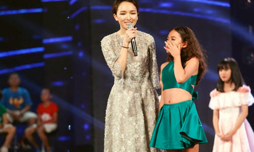 Bé Linh Hoa đã phải rời “Thần tượng Âm nhạc nhí 2016” vì chọn bài hát quá sức. ảnh: T.L