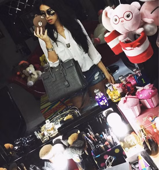 Qua những hình ảnh selfie ở đời thường cho thấy, bàn trang điểm của em chồng Hà Tăng đa dạng nước hoa, mỹ phẩm... như một ngôi sao đình đám Hollywood.