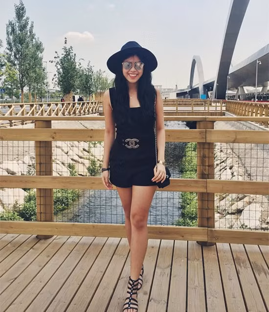 Chiếc thắt lưng Chanel là điểm nhấn cho vòng eo thon thả của Thảo Tiên.